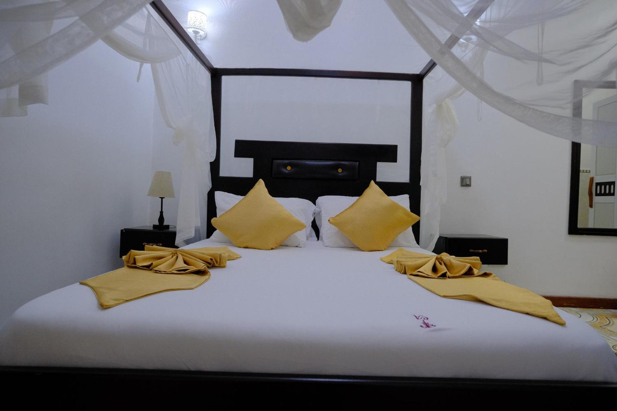 Crystal Apartments Entebbe Uganda Next To Un Base Exterior photo